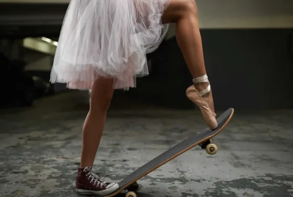 Mujer mitad bailarina mitad patinadora, símbolo del talento diverso de las altas capacidades