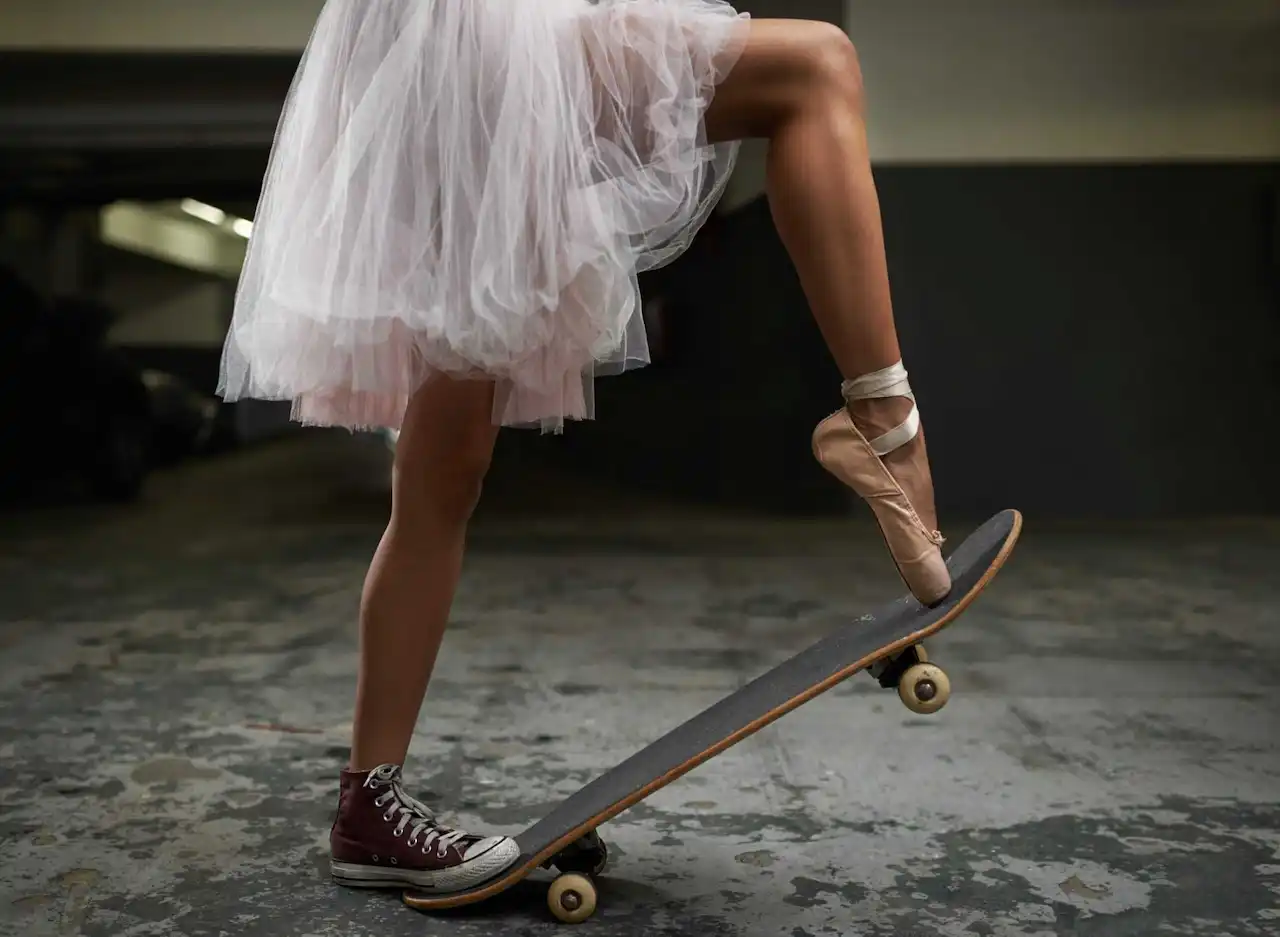 Mujer mitad bailarina mitad patinadora, símbolo del talento diverso de las altas capacidades